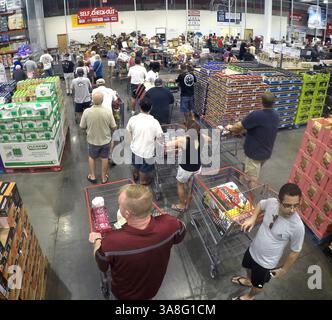 6. September 2017 - Altamonte Springs, FL, USA - Käufer bei Costco in Altamonte Springs, Florida, warten während der Vorbereitungen für die Ankunft des Hurrikans Irma am Mittwoch, 6. September 2017 in der Schlange bis zur Kasse. (Kreditbild: © Joe Burbank/TNS via ZUMA Wire) Stockfoto