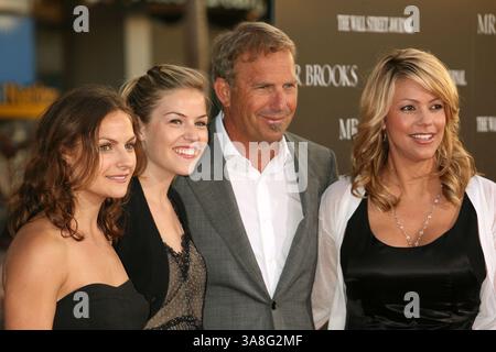 22. Mai 2007 – Hollywood, CA, USA – 22. Mai 2007 – Hollywood, Kalifornien – Lily Costner, Annie Costner, Kevin Costner und Ehefrau Christine Baumgartner. "Mr. Brooks" in Los Angeles Premiere im Grauman's Chinese Theatre. Foto: Byron Purvis/AdMedia Stockfoto