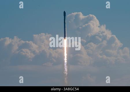 7. September 2017 – Kennedy Space Center, Florida, USA – Start des Orbital Test Vehicle 5 Mission. Der 45th Space Wing startete am 7. September 2017 um 10 Uhr morgens eine Trägerrakete der SpaceX Falcon 9 aus dem Launch Complex 39A des Kennedy Space Centers Etwa acht Minuten nach dem Start landete SpaceX erfolgreich den Falcon 9-Booster in der Landing Zone 1 auf der Cape Canaveral Air Force Station. Die Falcon-9-Rakete führte ein X-37B Orbital Test Vehicle (OTV) in die Umlaufbahn und markierte damit den fünften Raumflug für das X-37B-Programm und seinen ersten Flug an Bord einer Falcon 9. (Kreditbild: © Space X Stockfoto