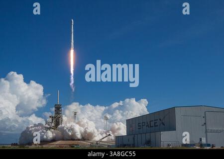 7. September 2017 – Kennedy Space Center, Florida, USA – Start des Orbital Test Vehicle 5 Mission. Der 45th Space Wing startete am 7. September 2017 um 10 Uhr morgens eine Trägerrakete der SpaceX Falcon 9 aus dem Launch Complex 39A des Kennedy Space Centers Etwa acht Minuten nach dem Start landete SpaceX erfolgreich den Falcon 9-Booster in der Landing Zone 1 auf der Cape Canaveral Air Force Station. Die Falcon-9-Rakete führte ein X-37B Orbital Test Vehicle (OTV) in die Umlaufbahn und markierte damit den fünften Raumflug für das X-37B-Programm und seinen ersten Flug an Bord einer Falcon 9. (Kreditbild: © Space X Stockfoto