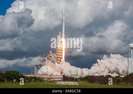 7. September 2017 – Kennedy Space Center, Florida, USA – Start des Orbital Test Vehicle 5 Mission. Der 45th Space Wing startete am 7. September 2017 um 10 Uhr morgens eine Trägerrakete der SpaceX Falcon 9 aus dem Launch Complex 39A des Kennedy Space Centers Etwa acht Minuten nach dem Start landete SpaceX erfolgreich den Falcon 9-Booster in der Landing Zone 1 auf der Cape Canaveral Air Force Station. Die Falcon-9-Rakete führte ein X-37B Orbital Test Vehicle (OTV) in die Umlaufbahn und markierte damit den fünften Raumflug für das X-37B-Programm und seinen ersten Flug an Bord einer Falcon 9. (Kreditbild: © Space X Stockfoto