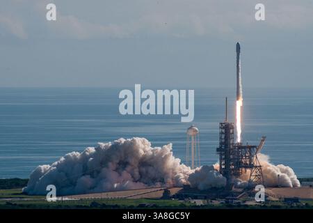 7. September 2017 – Kennedy Space Center, Florida, USA – Start des Orbital Test Vehicle 5 Mission. Der 45th Space Wing startete am 7. September 2017 um 10 Uhr morgens eine Trägerrakete der SpaceX Falcon 9 aus dem Launch Complex 39A des Kennedy Space Centers Etwa acht Minuten nach dem Start landete SpaceX erfolgreich den Falcon 9-Booster in der Landing Zone 1 auf der Cape Canaveral Air Force Station. Die Falcon-9-Rakete führte ein X-37B Orbital Test Vehicle (OTV) in die Umlaufbahn und markierte damit den fünften Raumflug für das X-37B-Programm und seinen ersten Flug an Bord einer Falcon 9. (Kreditbild: © Space X Stockfoto