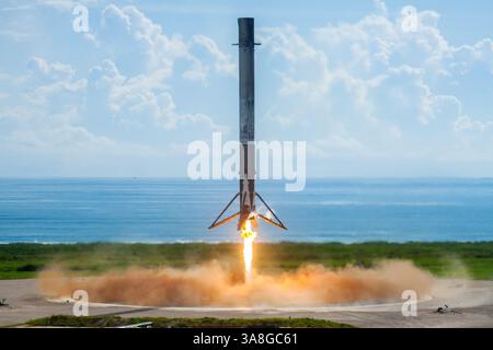 7. September 2017 – Kennedy Space Center, Florida, USA – Orbital Test Vehicle 5 Mission Landing. Der 45th Space Wing startete am 7. September 2017 um 10 Uhr morgens eine Trägerrakete der SpaceX Falcon 9 aus dem Launch Complex 39A des Kennedy Space Centers Etwa acht Minuten nach dem Start landete SpaceX erfolgreich den Falcon 9-Booster in der Landing Zone 1 auf der Cape Canaveral Air Force Station. Die Falcon-9-Rakete führte ein X-37B Orbital Test Vehicle (OTV) in die Umlaufbahn und markierte damit den fünften Raumflug für das X-37B-Programm und seinen ersten Flug an Bord einer Falcon 9. (Kreditbild: © Space Stockfoto