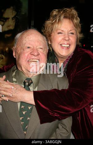 28. November 2006 – Beverly Hills, CA, USA – 28. November 2006 – Beverly Hills, Kalifornien. Mickey Rooney und Frau Jan Rooney. Los Angeles Premiere von „The Nativity Story“ in der Academy of Motion Picture Arts & Sciences. Foto: Byron Purvis/AdMedia Stockfoto