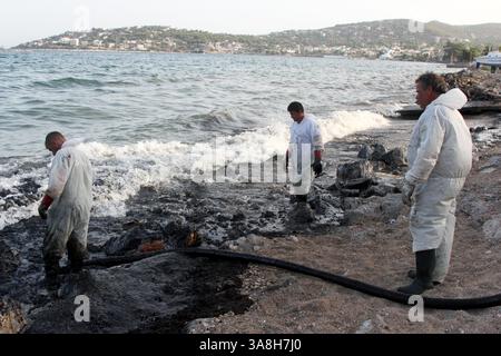 11. September 2017 - Insel Salamina, Griechenland - Behörden auf der Insel Salamina im Saronischen Golf sagten am Montag, dass sich eine Ölpest vor der Ostküste der Insel ausbreitet und zu einer „Umweltkatastrophe“ geworden ist. Die Ölpest wurde durch den Untergang des Tankers Aghia Zoni II am Samstag südwestlich der Insel Atalanti bei Psytalleia verursacht. Berichten zufolge hat die Küste, die sich von Kinosoura bis zur Gemeinde Selinia erstreckt, â € œturned blackâ und die Behörden fürchten ein neues Leck des versunkenen Schiffes. Die Aghia Zoni II nahm Wasser auf, während sie ankerte und um 2,45 Uhr sank Stockfoto