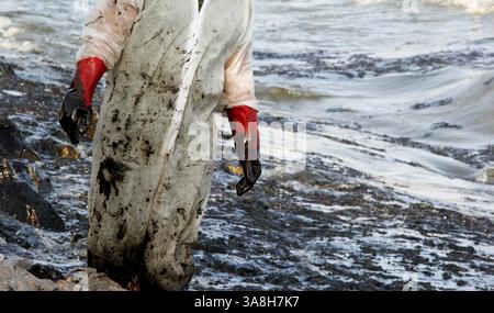 11. September 2017 - Insel Salamina, Griechenland - Behörden auf der Insel Salamina im Saronischen Golf sagten am Montag, dass sich eine Ölpest vor der Ostküste der Insel ausbreitet und zu einer „Umweltkatastrophe“ geworden ist. Die Ölpest wurde durch den Untergang des Tankers Aghia Zoni II am Samstag südwestlich der Insel Atalanti bei Psytalleia verursacht. Berichten zufolge hat die Küste, die sich von Kinosoura bis zur Gemeinde Selinia erstreckt, â € œturned blackâ und die Behörden fürchten ein neues Leck des versunkenen Schiffes. Die Aghia Zoni II nahm Wasser auf, während sie ankerte und um 2,45 Uhr sank Stockfoto