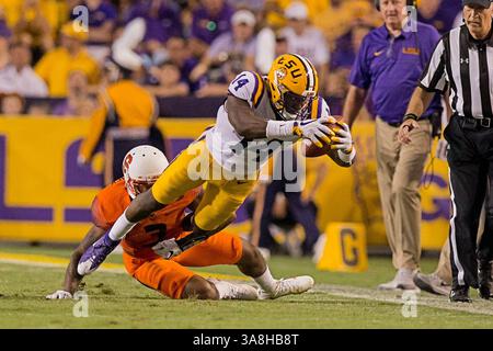 23. September 2017: Drake Davis (14), der LSU Tigers Wide Receiver, wird im Tiger Stadium in Baton Rouge, LA, von Syracuse Orange verteidigt, Christopher Fredrick (3). Stephen Lew/CSM(Credit Image: &Copy; Stephen Lew/CSM via ZUMA Wire) Stockfoto