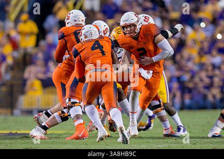 23. September 2017: Syracuse Orange Quarterback Eric Dungey (2) übergibt den Ball an Running Back Dontae Strickland (4) während des Spiels zwischen den LSU Tigers und den Syracuse Orange im Tiger Stadium in Baton Rouge, LA. Stephen Lew/CSM(Credit Image: &Copy; Stephen Lew/CSM via ZUMA Wire) Stockfoto