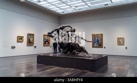 Abu Dhabi, Vereinigte Arabische Emirate - 17. Januar 2024, Nahansicht Halle mit dem Denkmal von Victor Hugo, geschaffen von Auguste Rodin, im Louvre Abu Dhabi Mu Stockfoto