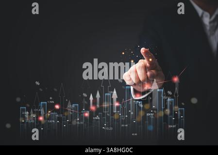 Geschäftsmann analysiert Finanzwachstumsdiagramme und zeigt auf steigende Balkendiagramme Marketing mit futuristischer Datenvisualisierung. Wachstumstrends bei Investitionen Stockfoto