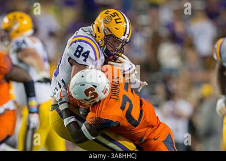 23. September 2017: Syracuse Orange Linebacker Jonathan Thomas (23) bekämpft LSU Tigers Tight End Foster Moreau (84) während des Spiels zwischen den LSU Tigers und den Syracuse Orange im Tiger Stadium in Baton Rouge, LA. LSU Tigers gewann 35:26. Stephen Lew/CSM(Credit Image: &Copy; Stephen Lew/CSM via ZUMA Wire) Stockfoto