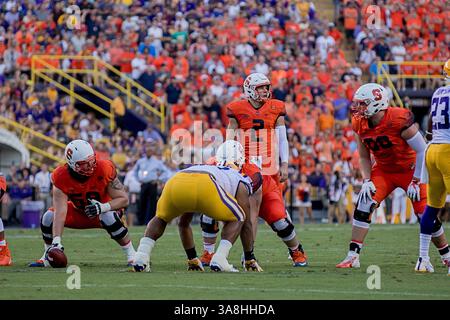23. September 2017: Syracuse Orange Quarterback Eric Dungey (2) nennt das Spiel zwischen den LSU Tigers und den Syracuse Orange im Tiger Stadium in Baton Rouge, LA. LSU Tigers gewann 35:26. Stephen Lew/CSM(Credit Image: &Copy; Stephen Lew/CSM via ZUMA Wire) Stockfoto
