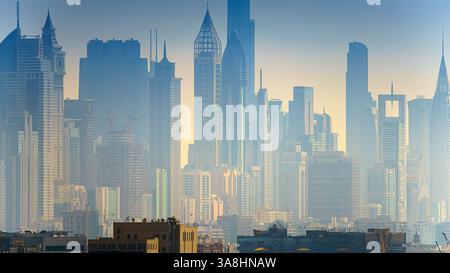 Dubai, Vereinigte Arabische Emirate - 20. Januar 2024, Panoramablick auf die Stadtgebäude von Wolkenkratzern am frühen Morgen im Dunst und Smog, Dubai, Uni Stockfoto