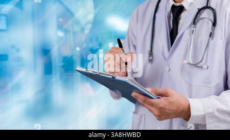 Ein männlicher Arzt in einem weißen Mantel, der ein Klemmbrett hält, ein Rezept für die Patientenversorgung schreibt, mit einem Krankenhaushintergrund, der Gesundheit und Trea betont Stockfoto