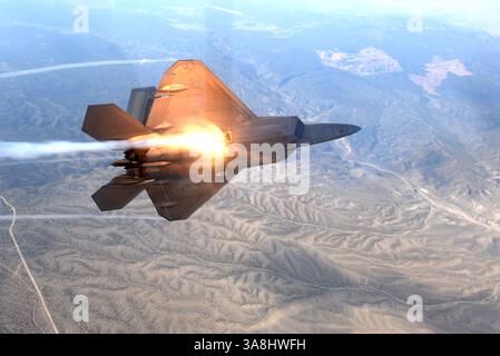 10. Juli 2017 - Las Vegas, NV, USA - Ein taktisches Kampfflugzeug der US Air Force F-22 Raptor fliegt über der Nellis Air Force Base Nevada Test and Training Range am 10. Juli 2017 in der Nähe von Las Vegas, Nevada. (Bild: © Daryn Murphy/Planet Pix via ZUMA Wire) Stockfoto