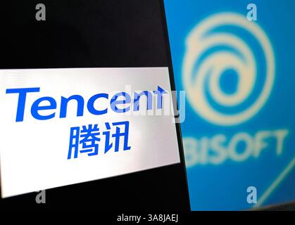 SUQIAN, CHINA - 29. MÄRZ 2025 - Eine Illustration zeigt das Tencent-LOGO auf einem Mobiltelefon mit dem UBISOFT-Logo auf dem Boden in Suqi Stockfoto