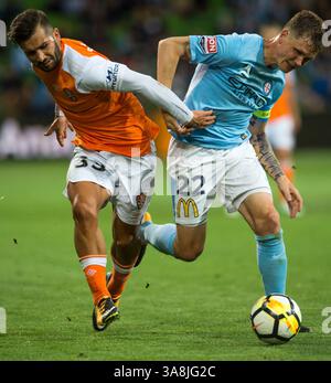 Oktober 2017 – Melbourne, Victoria, Australien – Melbourne, Victoria, Australien – Petros Skapetis (#33) von Brisbane Roar und Michael Jakobsen (#22) von Melbourne City in Aktion während des 1. Runde Spiels zwischen Melbourne City und Brisbane Roar im AAMI Park in Melbourne, Australien während der australischen A-League Saison 2017/2018. (Kreditbild: © Theo Karanikos via ZUMA Wire) Stockfoto