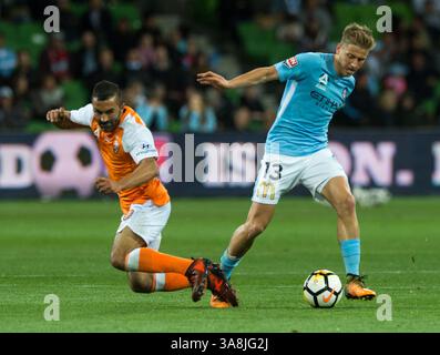 Oktober 2017 – Melbourne, Victoria, Australien – Melbourne, Victoria, Australien – Fahid Ben Khalfallah (#14) von Brisbane Roar und Stefan Mauk (#13) von Melbourne City im 1. Runde Spiel zwischen Melbourne City und Brisbane Roar im AAMI Park in Melbourne, Australien während der australischen A-League Saison 2017/2018. (Kreditbild: © Theo Karanikos via ZUMA Wire) Stockfoto