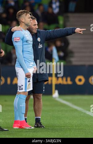Oktober 2017 – Melbourne, Victoria, Australien – Melbourne, Victoria, Australien – Melbourne City Manager Warren Joyce gibt Luke Brattan (#26) während des Spiels der 1. Runde zwischen Melbourne City und Brisbane Roar im AAMI Park in Melbourne, Australien während der australischen A-League-Saison 2017/2018 Anweisungen. (Kreditbild: © Theo Karanikos via ZUMA Wire) Stockfoto