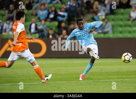 Oktober 2017 – Melbourne, Victoria, Australien – Melbourne, Victoria, Australien - Bruce Kamau (#11) aus Melbourne City erzielt während des 1. Runde-Spiels zwischen Melbourne City und Brisbane Roar im AAMI Park in Melbourne, Australien während der australischen A-League-Saison 2017/2018 ein Tor. (Kreditbild: © Theo Karanikos via ZUMA Wire) Stockfoto