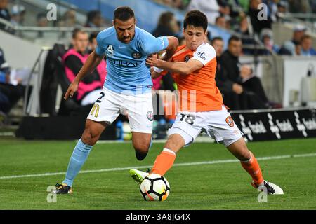 6. Oktober 2017: Melbourne, Victoria, Australien – MANNY MUSCAT (2) aus Melbourne City und JOE CALETTI (18) aus Brisbane kämpfen im AAMI Park in Melbourne, Australien um den Ball. Melbourne gewann 2-0 (Kreditbild: © Sydney Low via ZUMA Wire) Stockfoto