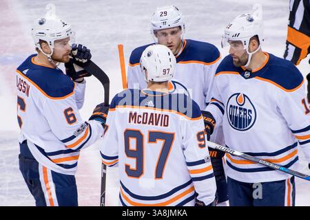 7. Oktober 2017: Oilers Center Connor McDavid (97) spricht mit Teamkollegen Adam Larsson (6), Leon Draisaitl (29) und Patrick Maroon (19) während des NHL-Spiels zwischen den Edmonton Oilers und den Vancouver Canucks in der Rogers Arena in Vancouver, Kanada. Dom Gagne/CSM(Kreditbild: &Copy; Dom Gagne/CSM via ZUMA Wire) Stockfoto