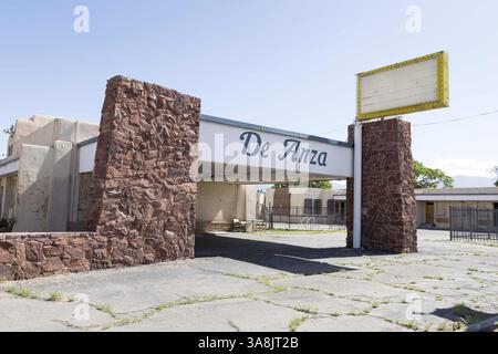 16. Mai 2017 - Albuquerque, New Mexico, Vereinigte Staaten - Albuquerque, New Mexico: Fassade der de Anza Motor Lodge entlang der Central Avenue. Das 1939 an der historischen Route 66 erbaute Motel wurde mit einer Vielzahl von indianischen Kunstwerken und unverwechselbaren Wandmalereien dekoriert. Es wurde 2002 geschlossen und 2003 von der Stadt Albuquerque mit der Absicht einer Renovierung gekauft. Bis dato wurde die Wiederherstellung noch nicht abgeschlossen, und das Hotel bleibt geschlossen. Es wurde einst als Drehort in der Fernsehsendung â€ œBreaking Badâ genutzt. Die de Anza Motor Lodge wurde im National Register of Histo eingetragen Stockfoto