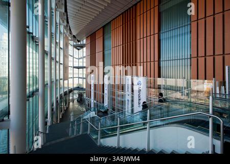Blick in die Innenlobby auf das zeitgenössische National Museum of Emerging Science and Innovation, alias: Miraikan (Zukunftsmuseum), in Odaiba, Tokio, Japan. Stockfoto