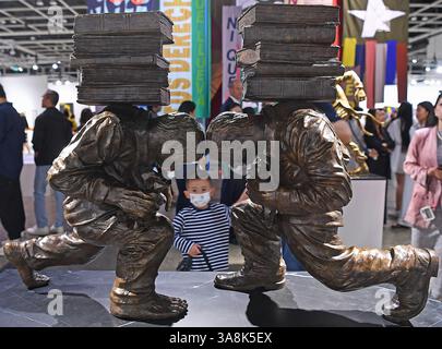 Peking, China. März 2025. Ein Kind sieht sich eine Skulptur in der Art Basel in Hongkong, Südchina, am 28. März 2025 an. Quelle: Chen Duo/Xinhua/Alamy Live News Stockfoto