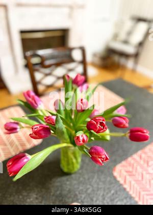 Tulpen auf den Tisch Stockfoto