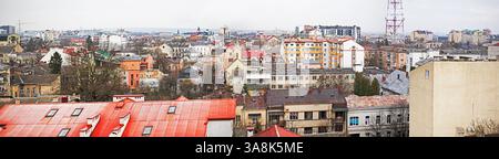 Blick auf die Stadt von oben mit alten Dächern und Häusern und modernen Gebäuden. Reisen Sie durch europa Stockfoto