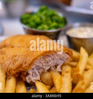 Fisch und Chips serviert auf Teller Stockfoto