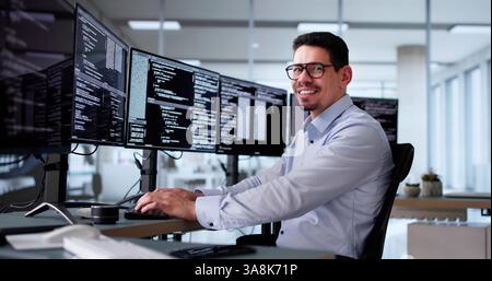 Man Programmer. Man Coding auf PC-Computer Stockfoto