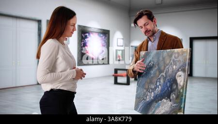 Zwei junge Künstler suchen in der Modern Art Gallery nach neuen Gemälden Stockfoto