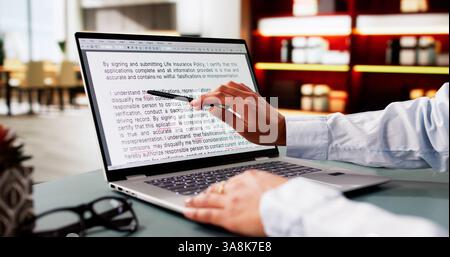 Rechtschreibprüfung Für Skriptvorlesung Und Satzgrammatik. Korrigieren Sie Fehler Stockfoto