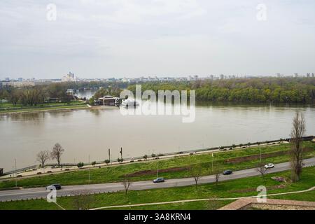 Belgrad, Serbien. März 2025. Panoramablick auf das Treffen der Flüsse Save und Donau von der Belgrader Festung im Stadtzentrum Stockfoto