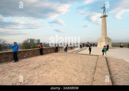 Belgrad, Serbien. März 2025. Die Siegesdenkmal-Säule mit Panoramablick auf die Stadt Stockfoto