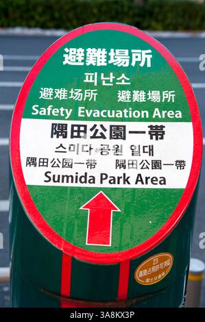 Ein Schild für die Evakuierungszone bei Naturkatastrophen in Japanisch, Chinesisch, Koreanisch und Englisch weist auf den Sumida Park in Tokio, Japan. Stockfoto