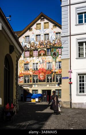 Die Fassade des Restaurants Fritschi, kunstvoll mit Karnevalsmotiven bemalt. Stockfoto