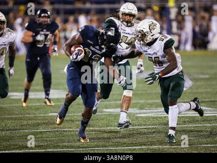 30. September 2017: FIU Panthers Cornerback Khairi Reaser (23) bringt den Ball voran, als Charlotte 49ers Defensivverteidiger Quinton Jordan (11) im NCAA Football Spiel zwischen den Charlotte 49ers und den FIU Panthers im Riccardo Silva Stadium in Miami, Florida, angreift. Die FIU Panthers gewannen mit 30:29. Mario Houben/CSM(Kreditbild: &Copy; Mario Houben/CSM via ZUMA Wire) Stockfoto