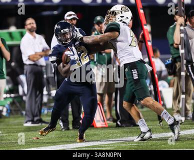 30. September 2017: FIU Panthers Running Back Shawndarrius Phillips (22) läuft mit dem Ball unter Druck von Charlotte 49ers Defensive Back Anthony Covington (23) während des NCAA Football-Spiels zwischen den Charlotte 49ers und den FIU Panthers im Riccardo Silva Stadium in Miami, Florida. Die FIU Panthers gewannen mit 30:29. Mario Houben/CSM(Kreditbild: &Copy; Mario Houben/CSM via ZUMA Wire) Stockfoto