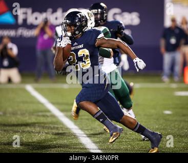 30. September 2017: FIU Panthers Cornerback Khairi Reaser (23) läuft mit dem Ball während des NCAA Football-Spiels zwischen den Charlotte 49ers und den FIU Panthers im Riccardo Silva Stadium in Miami, Florida. Die FIU Panthers gewannen mit 30:29. Mario Houben/CSM(Kreditbild: &Copy; Mario Houben/CSM via ZUMA Wire) Stockfoto