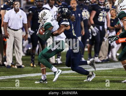 30. September 2017: FIU Panthers Running Back D’Vonte Price (24) bekämpft Charlotte 49ers Wide Receiver Chris Montgomery (4) während des NCAA Football Spiels zwischen den Charlotte 49ers und den FIU Panthers im Riccardo Silva Stadium in Miami, Florida. Die FIU Panthers gewannen mit 30:29. Mario Houben/CSM(Kreditbild: &Copy; Mario Houben/CSM via ZUMA Wire) Stockfoto