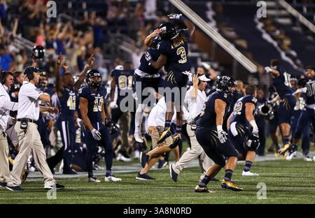 30. September 2017: Die FIU Panthers stürmen ins Feld, um ihren Sieg bei einem NCAA Football-Spiel zwischen den Charlotte 49ers und den FIU Panthers im Riccardo Silva Stadium in Miami, Florida, zu feiern. Die FIU Panthers gewannen mit 30:29. Mario Houben/CSM(Kreditbild: &Copy; Mario Houben/CSM via ZUMA Wire) Stockfoto