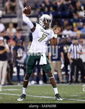 30. September 2017: Charlotte 49ers Quarterback Hasaan Klugh (7) wirft einen Pass während des NCAA Football-Spiels zwischen den Charlotte 49ers und den FIU Panthers im Riccardo Silva Stadium in Miami, Florida. Die FIU Panthers gewannen mit 30:29. Mario Houben/CSM(Kreditbild: &Copy; Mario Houben/CSM via ZUMA Wire) Stockfoto