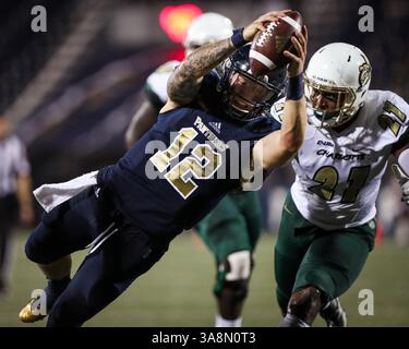 30. September 2017: Der Quarterback Alex McGough (12) der FIU Panthers taucht in die Endzone für einen Touchdown ein, gefolgt von Charlotte 49ers Linebacker Juwan Foggie (21), während des NCAA Football-Spiels zwischen den Charlotte 49ers und den FIU Panthers im Riccardo Silva Stadium in Miami, Florida. Die FIU Panthers gewannen mit 30:29. Mario Houben/CSM(Kreditbild: &Copy; Mario Houben/CSM via ZUMA Wire) Stockfoto