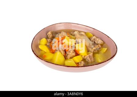 Eine Schüssel Essen mit Fleisch und Gemüse. Die Schüssel ist rosa und hat einen weißen Hintergrund. Das Essen besteht aus einer Mischung aus Fleisch und Gemüse, einschließlich Karotten und Stockfoto