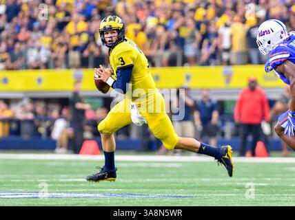 September 2017: Michigan Wolverines Quarterback Wilton Speight #3 kämpft mit dem Ball während des Advocare Classic NCAA Football Spiels zwischen der University of Michigan Wolverines und der University of Florida Gators im AT&T Stadium in Arlington, Texas Michigan besiegte Florida 33-17 Albert Pena/CSM(Credit Image: &Copy; Albert Pena/CSM via ZUMA Wire) Stockfoto