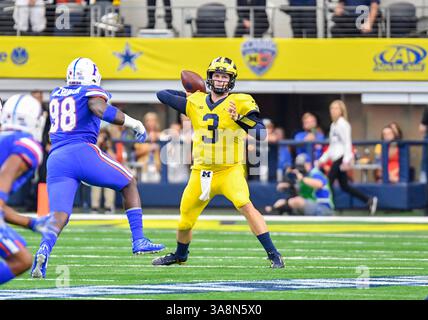 September 2017: Michigan Wolverines Quarterback Wilton Speight #3 beim Advocare Classic NCAA Football Spiel zwischen der University of Michigan Wolverines und der University of Florida Gators im AT&T Stadium in Arlington, Texas Michigan besiegte Florida 33-17 Albert Pena/CSM(Credit Image: &Copy; Albert Pena/CSM via ZUMA Wire) Stockfoto