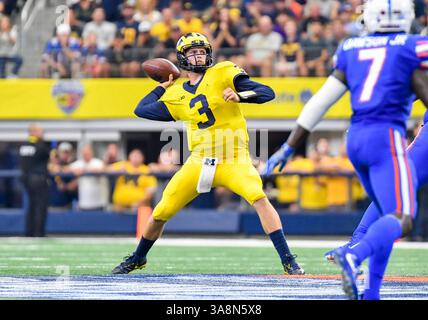 September 2017: Michigan Wolverines Quarterback Wilton Speight #3 im ersten Quartal des Advocare Classic NCAA Football Spiels zwischen der University of Michigan Wolverines und der University of Florida Gators im AT&T Stadium in Arlington, Texas Michigan besiegte Florida 33-17 Albert Pena/CSM(Credit Image: &Copy; Albert Pena/CSM via ZUMA Wire) Stockfoto